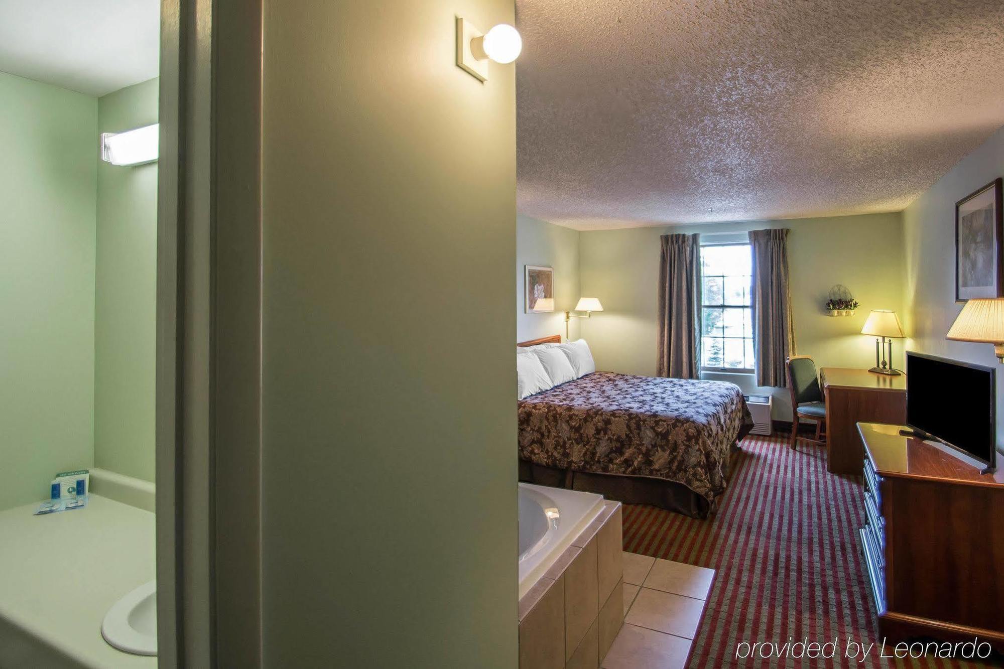 Rodeway Inn Lakeville Экстерьер фото
